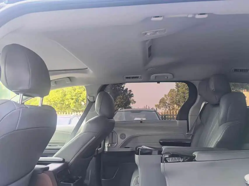 Toyota Sienna 2025 — Photo 4/5