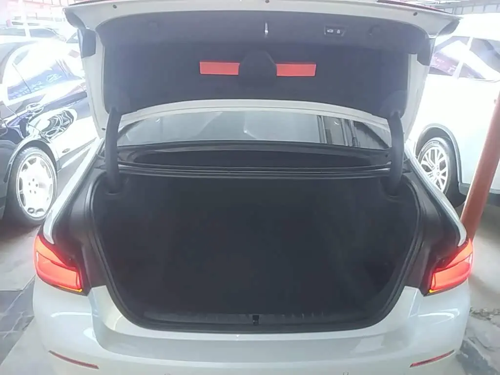 BMW 5 Series 2023 — Photo 18/19