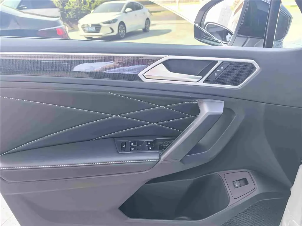 Volkswagen Tiguan L 2025 — Photo 13/15