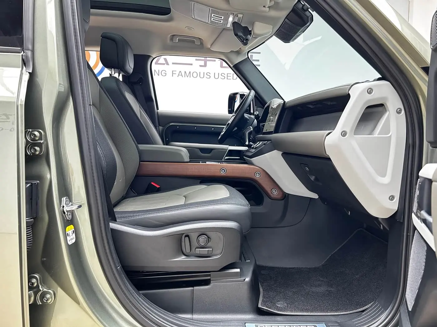 Land Rover Defender 2022 — Photo 16/20