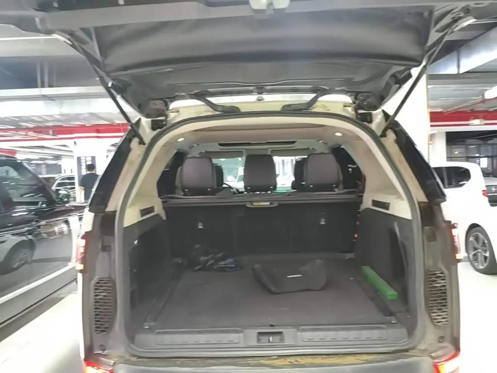 Land Rover Discovery 2018 — Photo 19/20