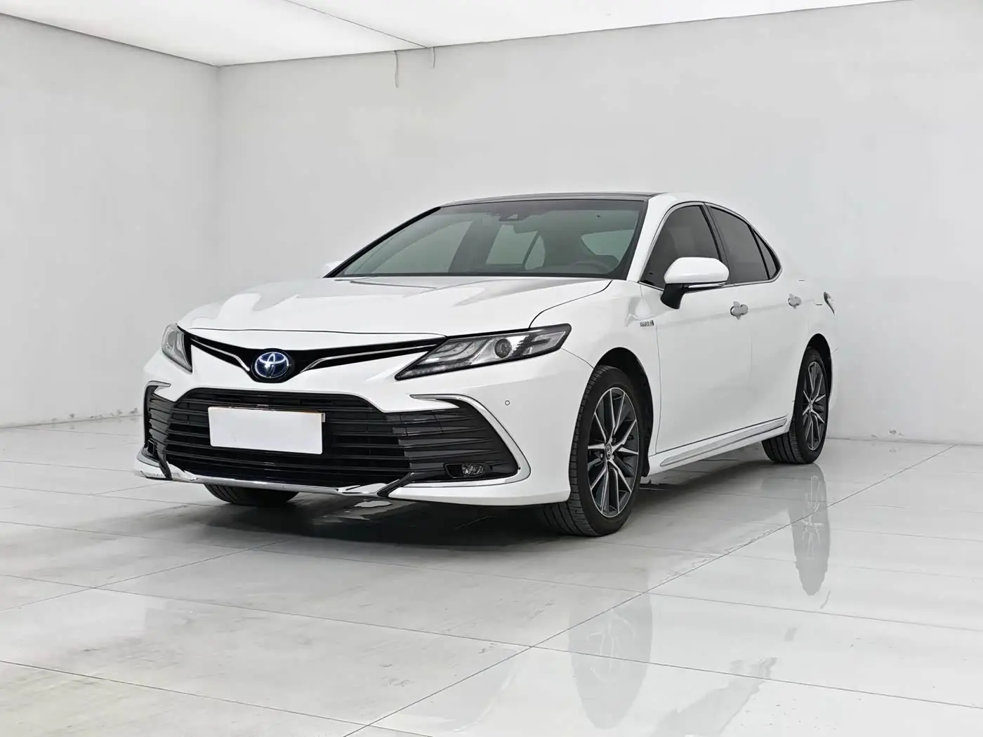 Toyota Camry 2024 — Фото 1/9