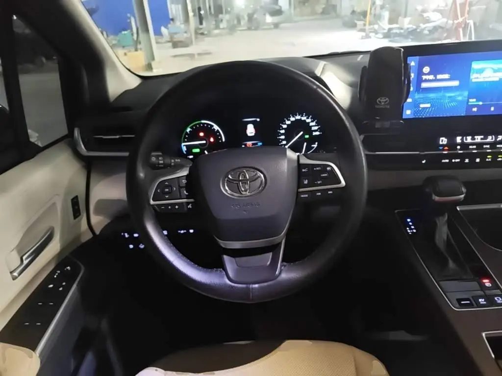 Toyota Granvia 2023 — Photo 11/20