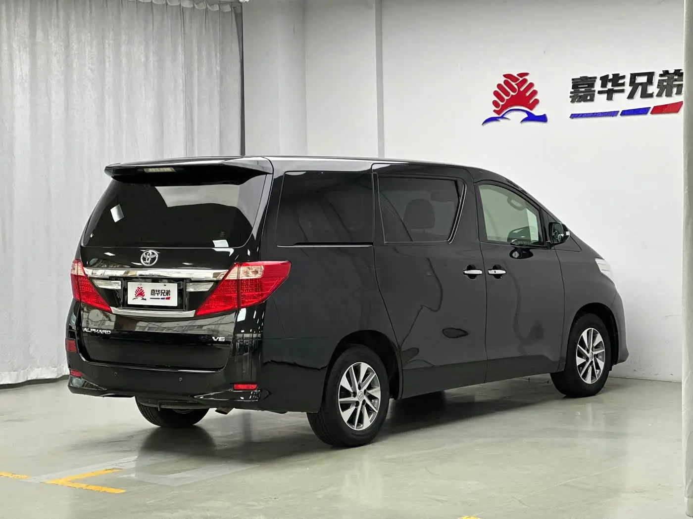 Toyota Alphard 2014 — Photo 8/20