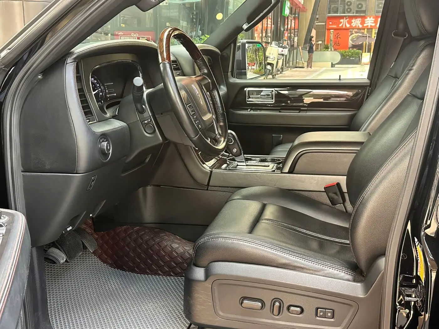 Lincoln Navigator 2018 — Photo 5/17