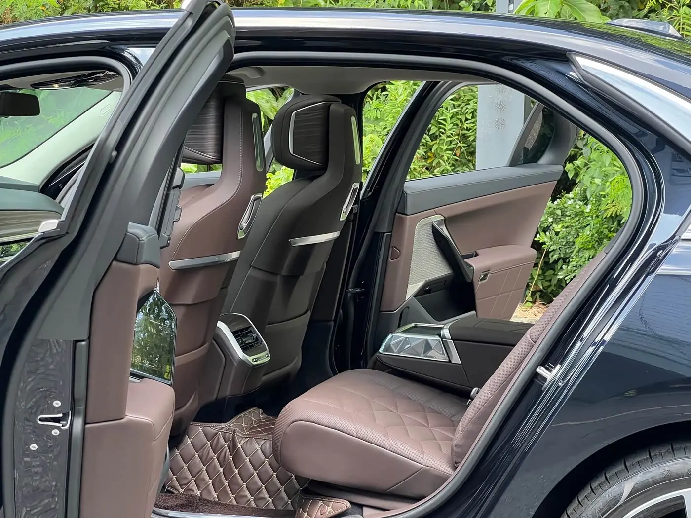 BMW 7 Series 2023 — Фото 10/20