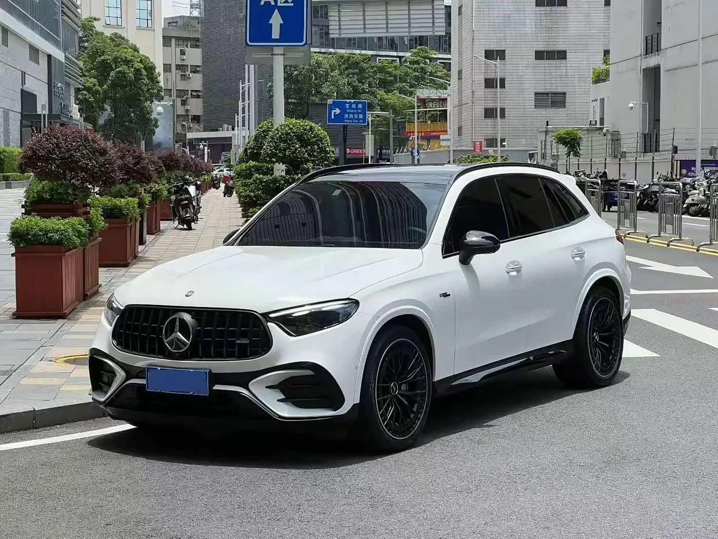 Mercedes-Benz GLC AMG 2026 — Photo 1/9