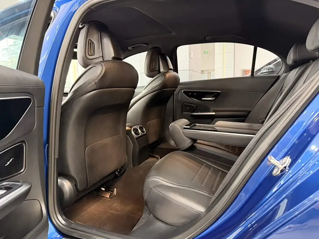 Mercedes-Benz C-Class 2023 — Фото 10/12