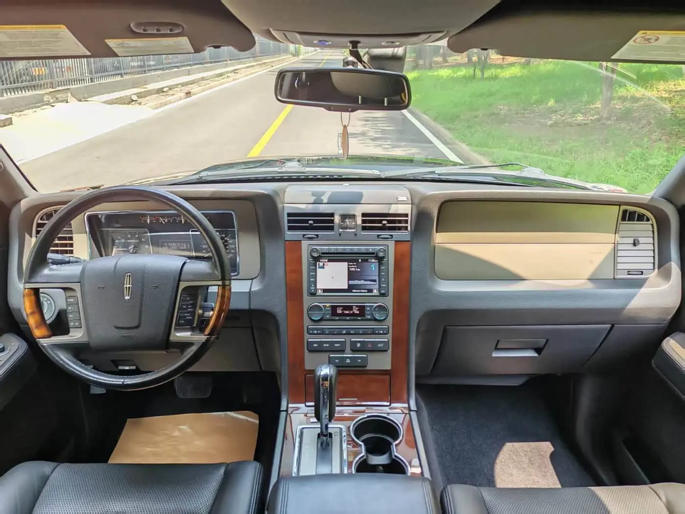 Lincoln Navigator 2013 — Photo 9/17