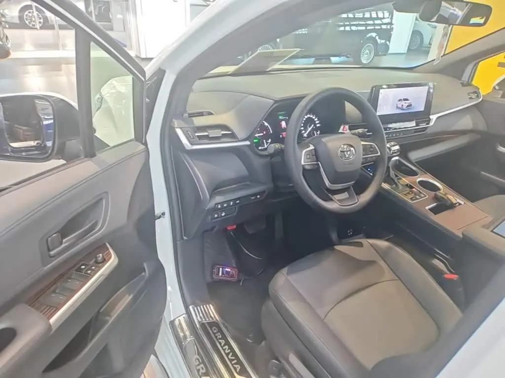 Toyota Granvia 2026 — Photo 16/20
