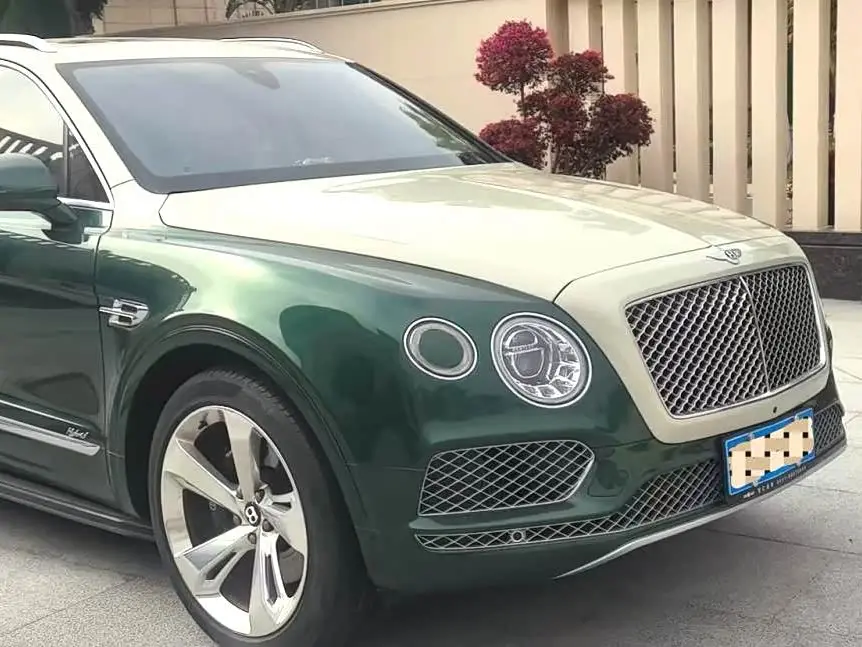 Bentley Bentayga Hybrid 2022 — Фото 1/9