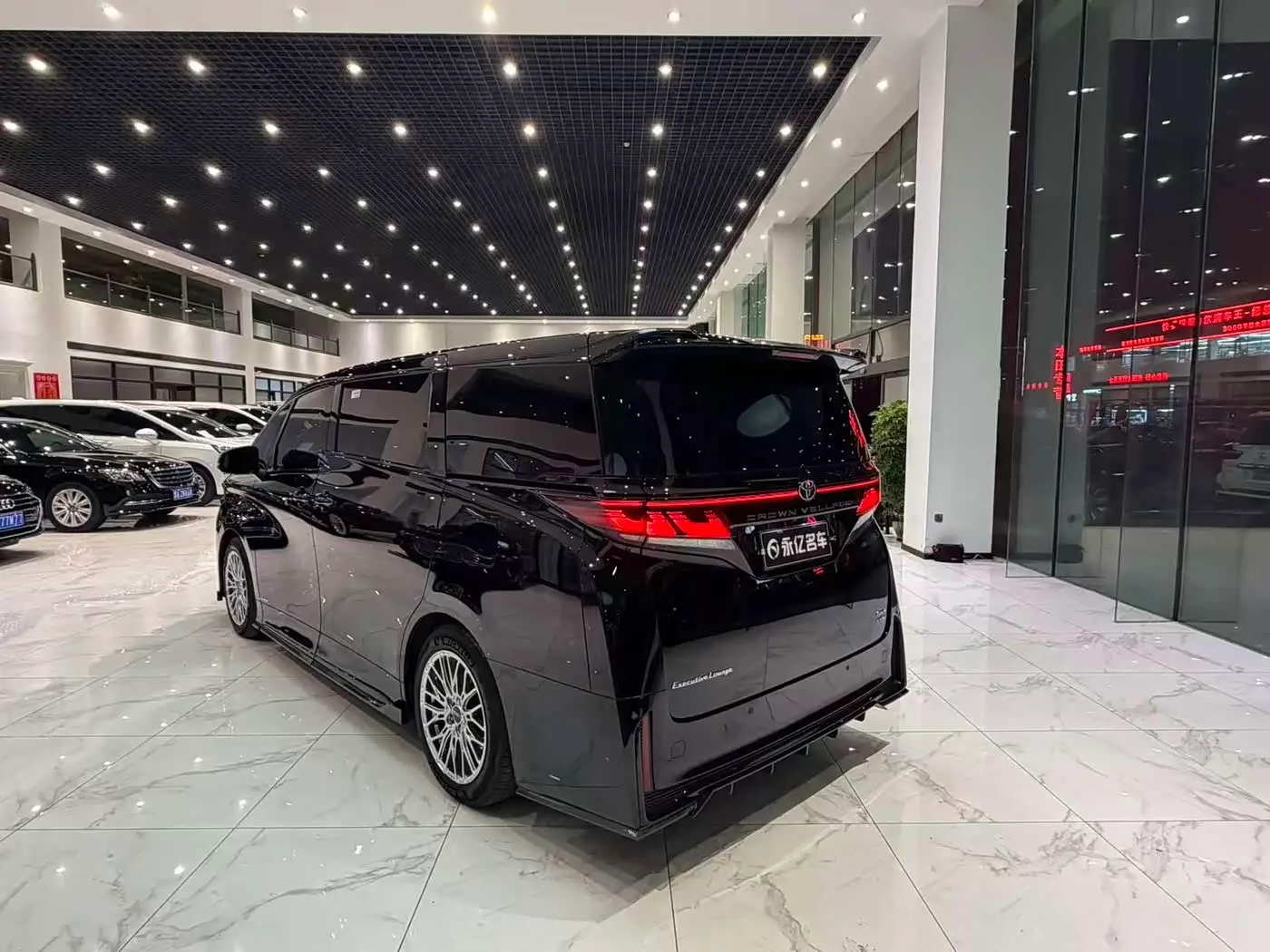 Toyota Vellfire 2024 — Photo 15/17