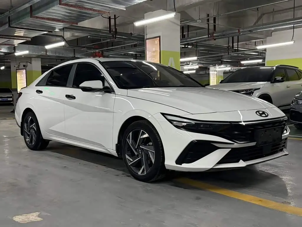 Hyundai Elantra 2023 — Photo 3/15