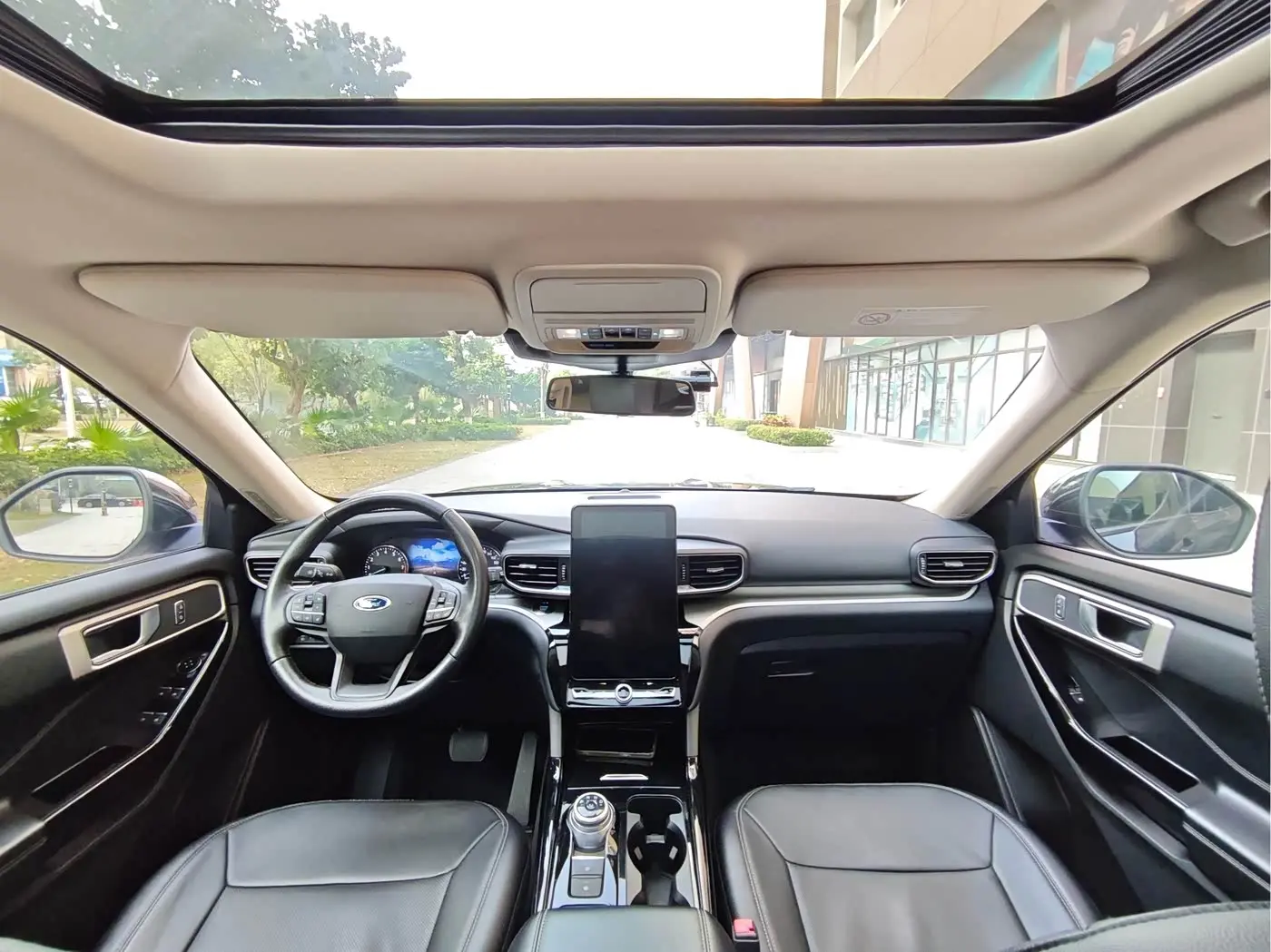 Ford Explorer 2021 — Photo 11/16