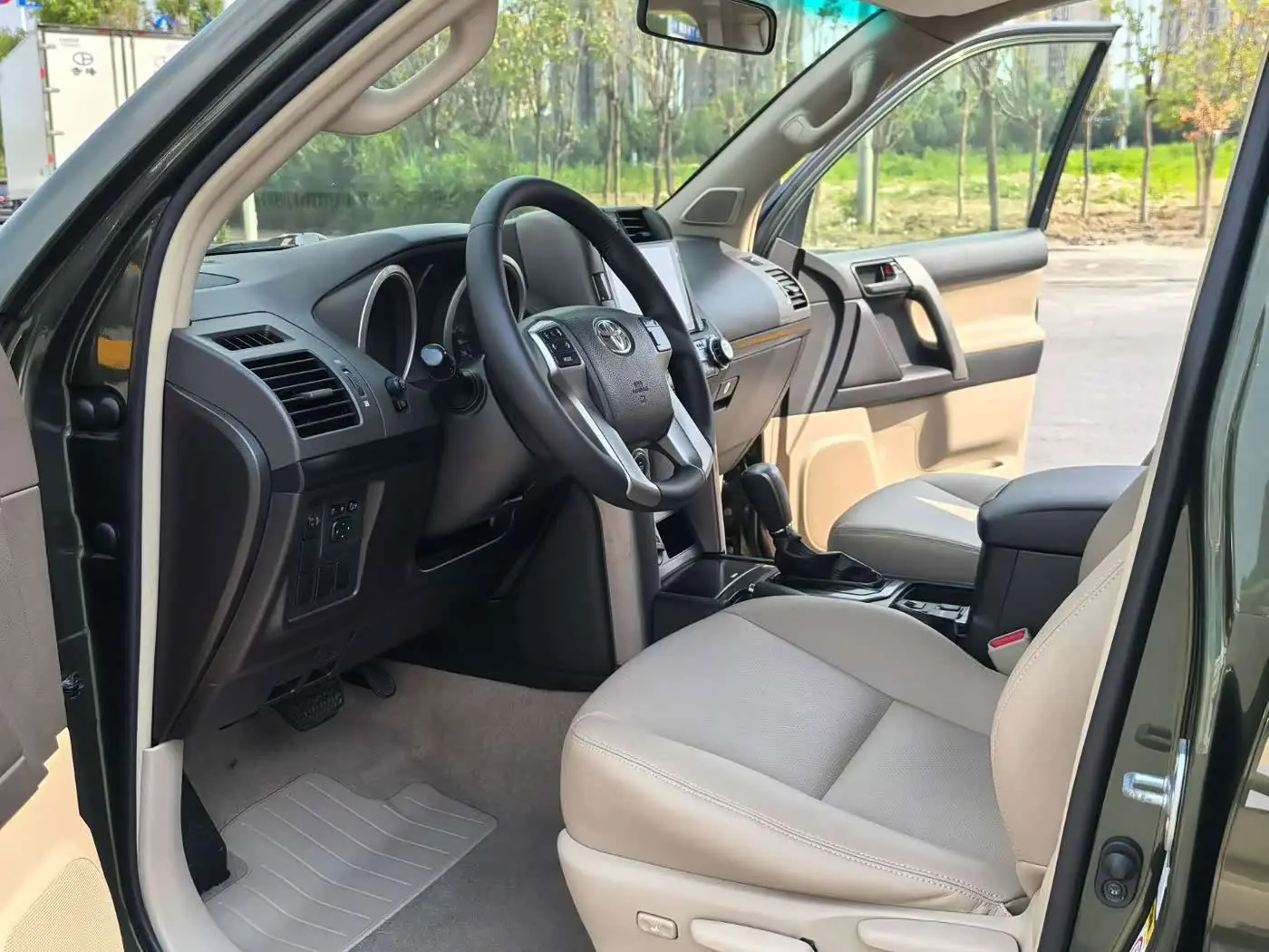 Toyota Prado 2013 — Photo 5/9