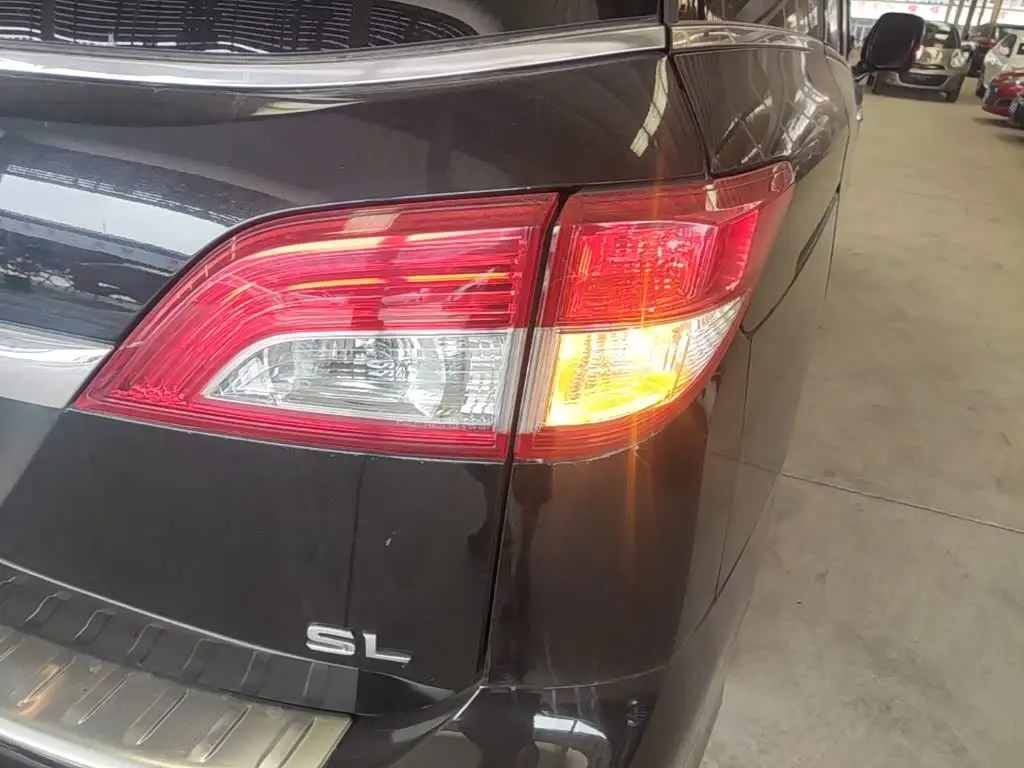 Nissan Quest 2017 — ფოტო 8/20