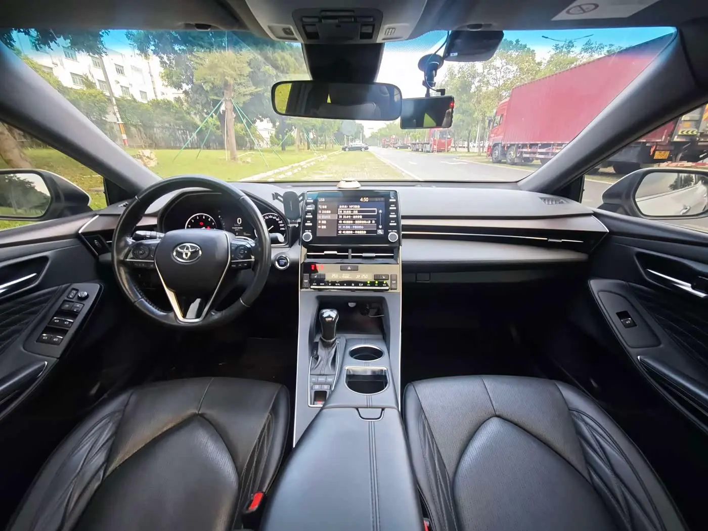 Toyota Avalon 2019 — ფოტო 16/20
