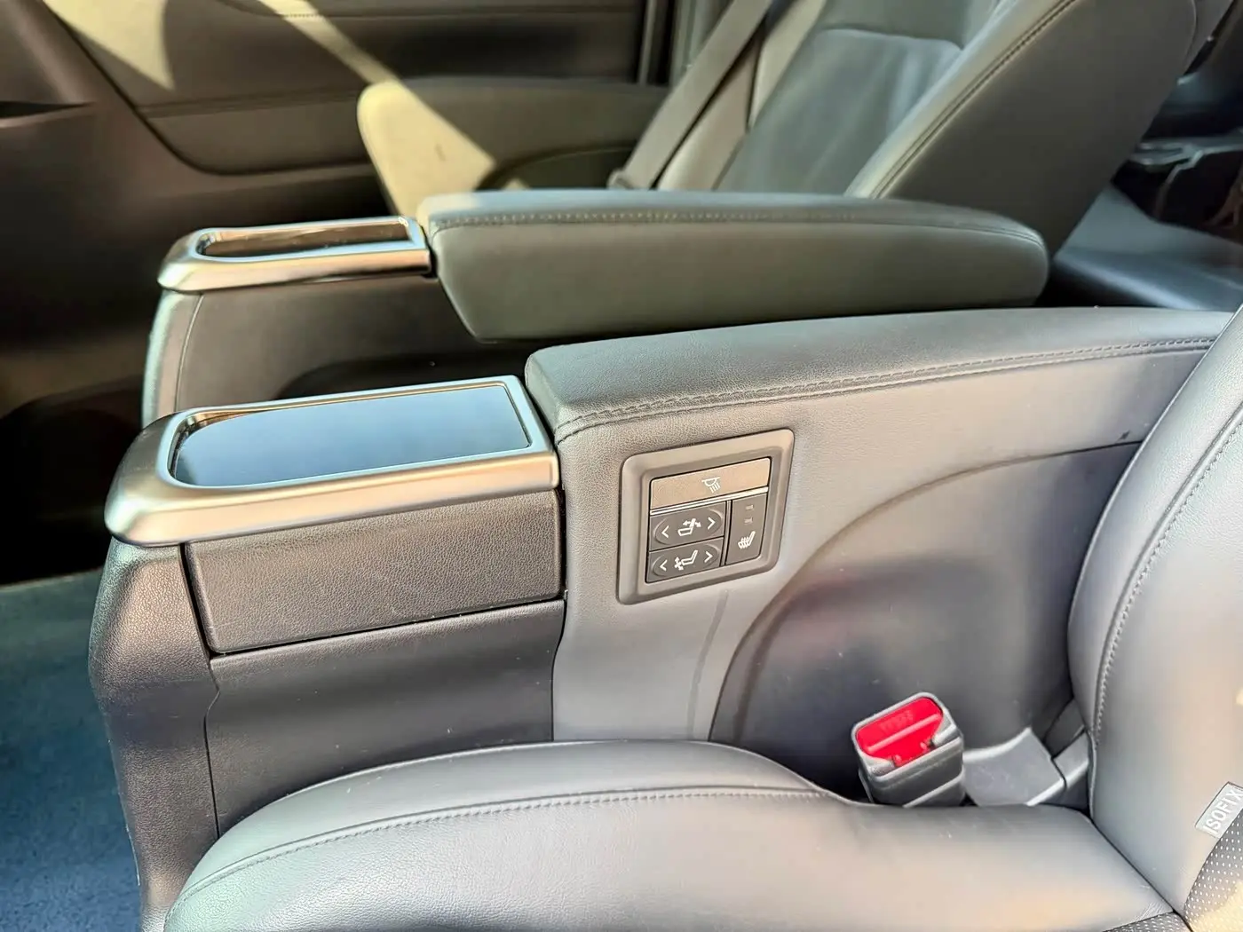 Toyota Vellfire 2022 — Photo 11/17