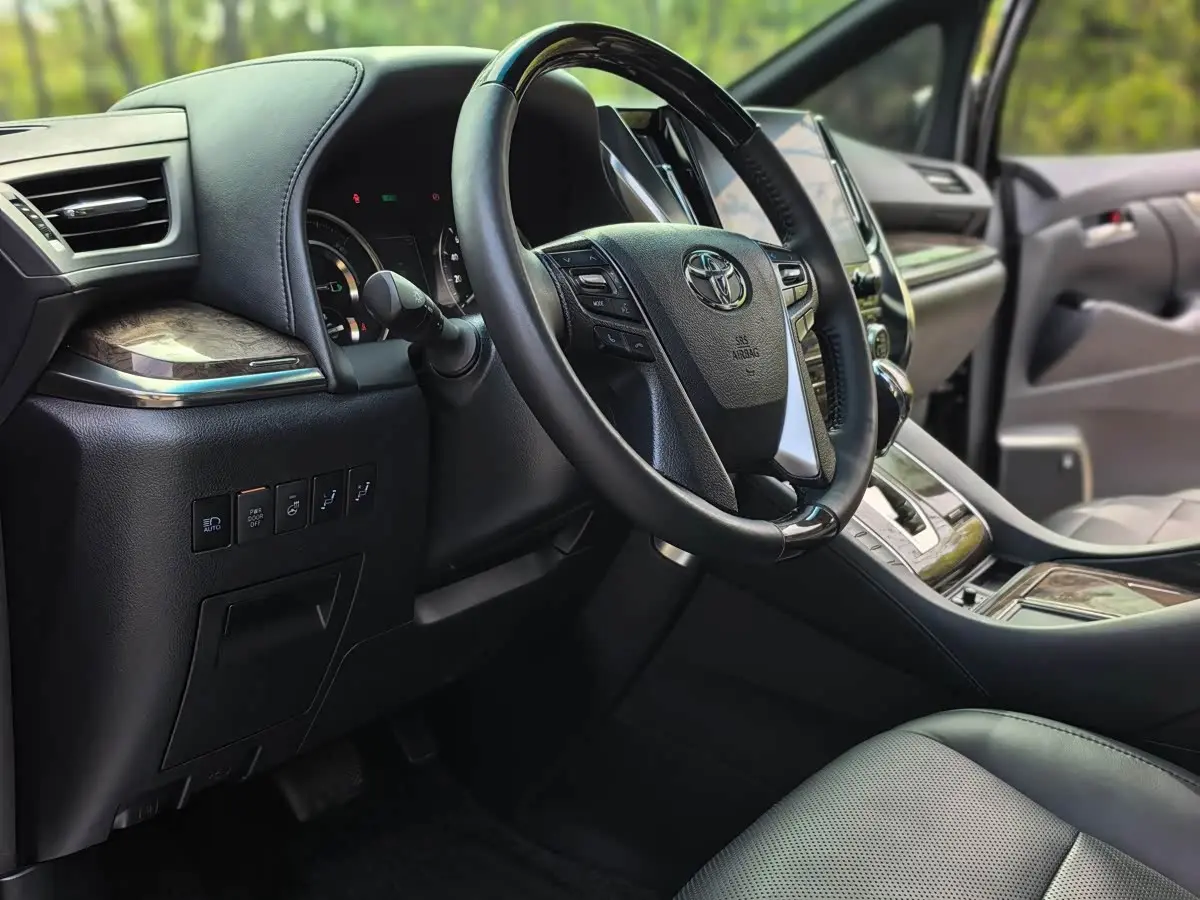 Toyota Alphard 2023 — Photo 8/20