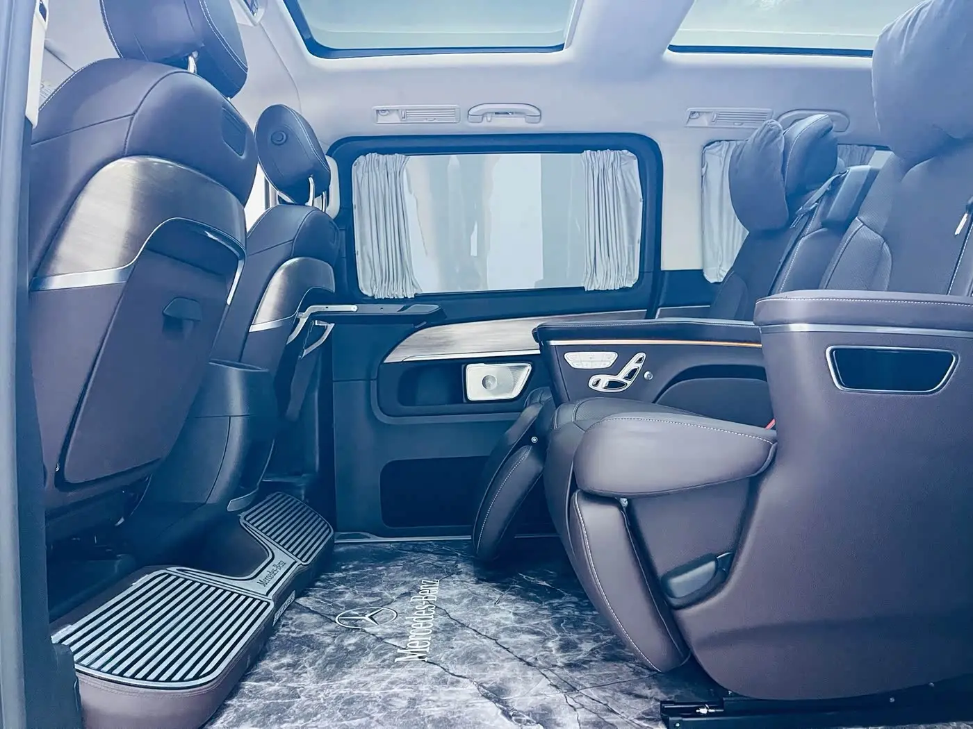 Mercedes-Benz V-Class 2023 — Photo 8/20