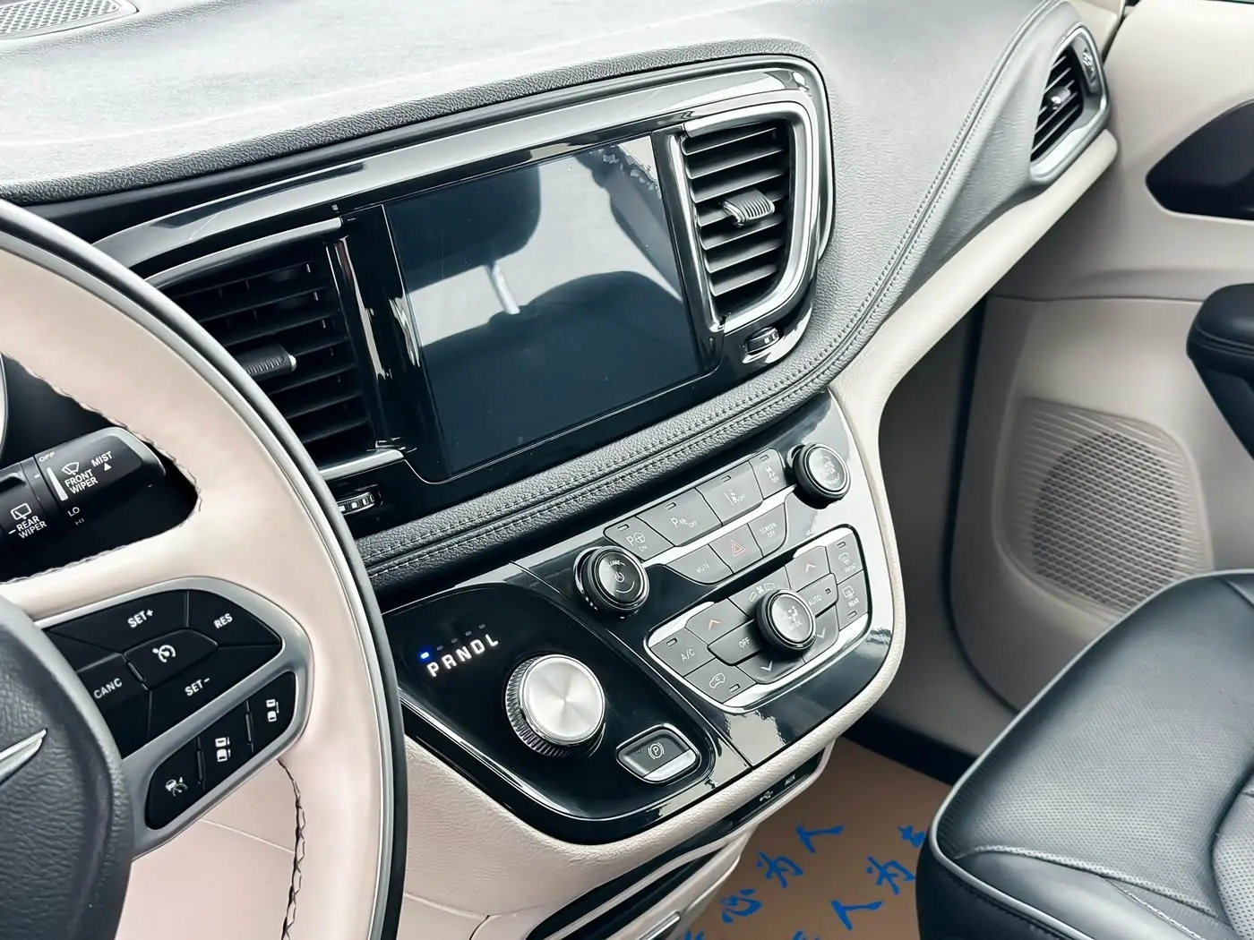 Chrysler Grand Caravan PHEV 2025 — Photo 7/15