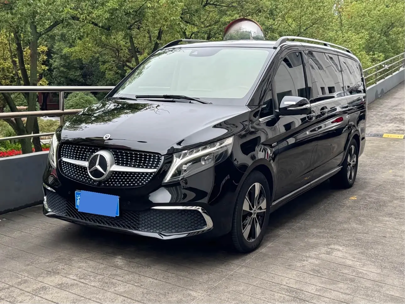 Mercedes-Benz V-Class 2024 — Photo 1/20