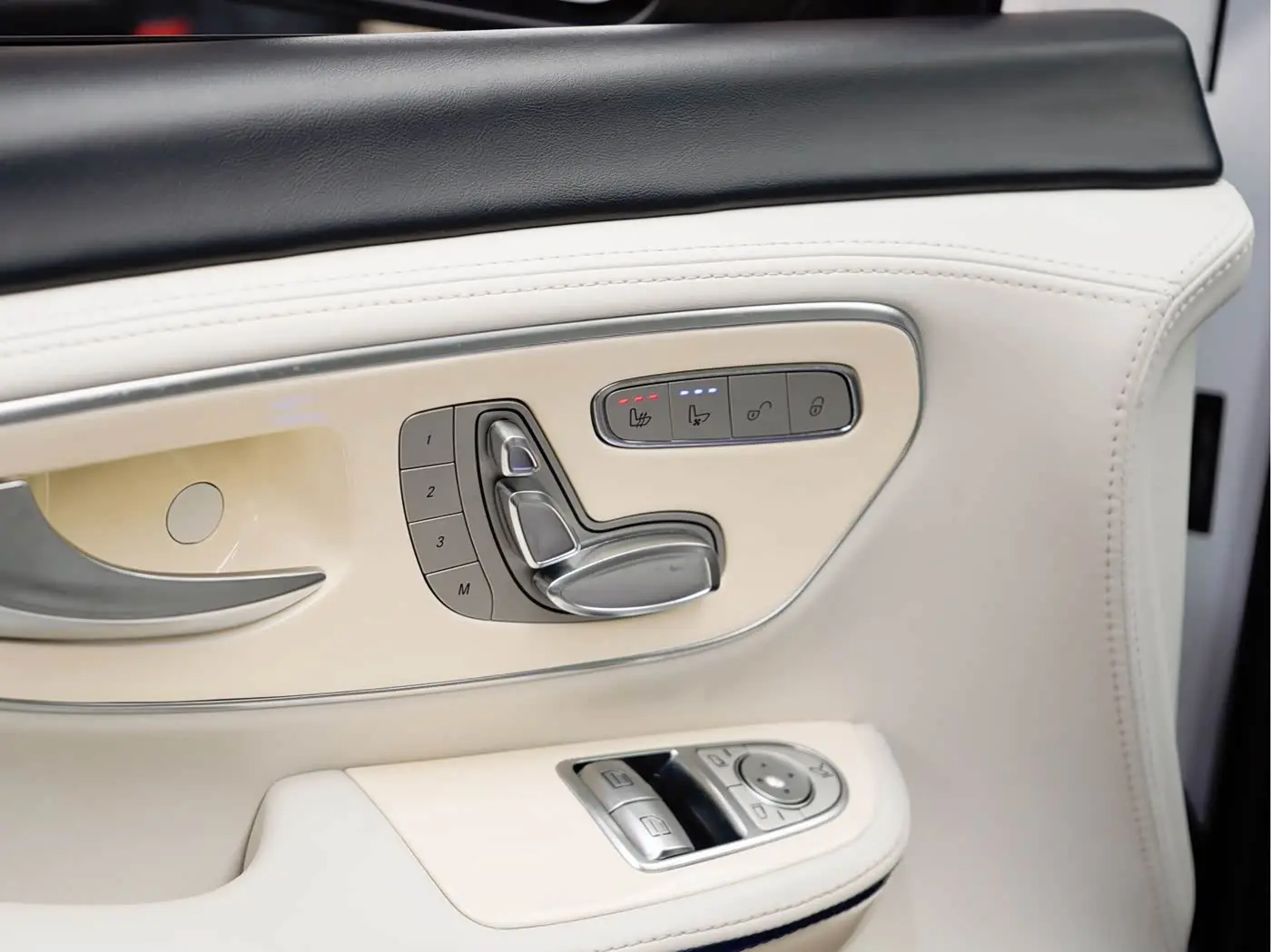 Mercedes-Benz V-Class 2020 — Photo 17/20