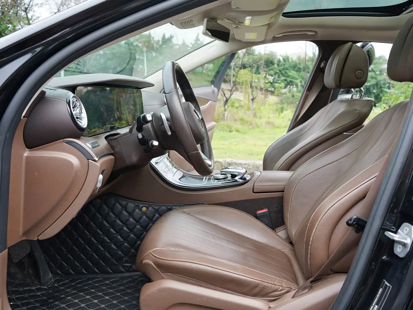 Mercedes-Benz E-Class 2017 — Photo 11/17