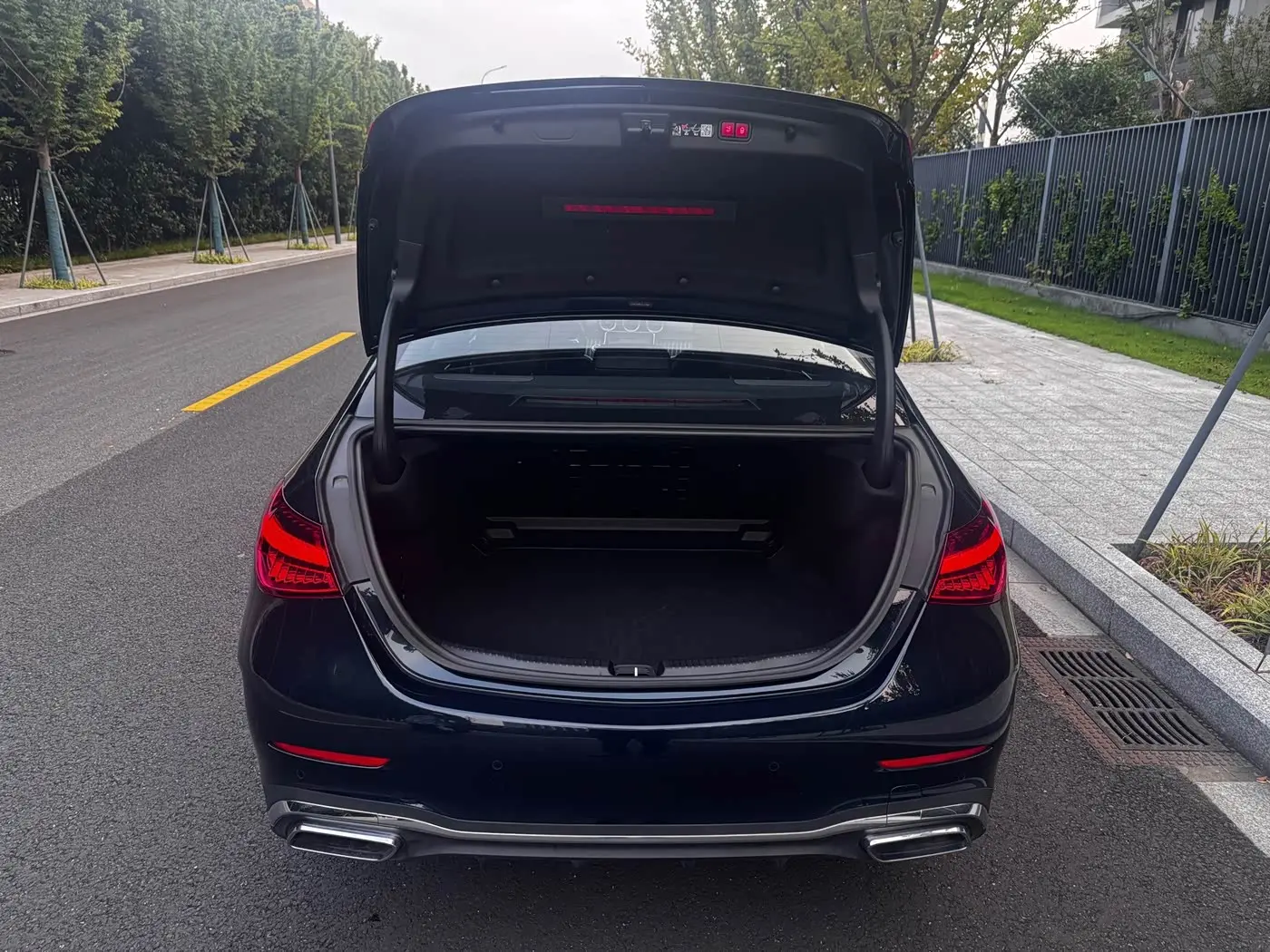 Mercedes-Benz C-Class 2025 — Photo 10/12