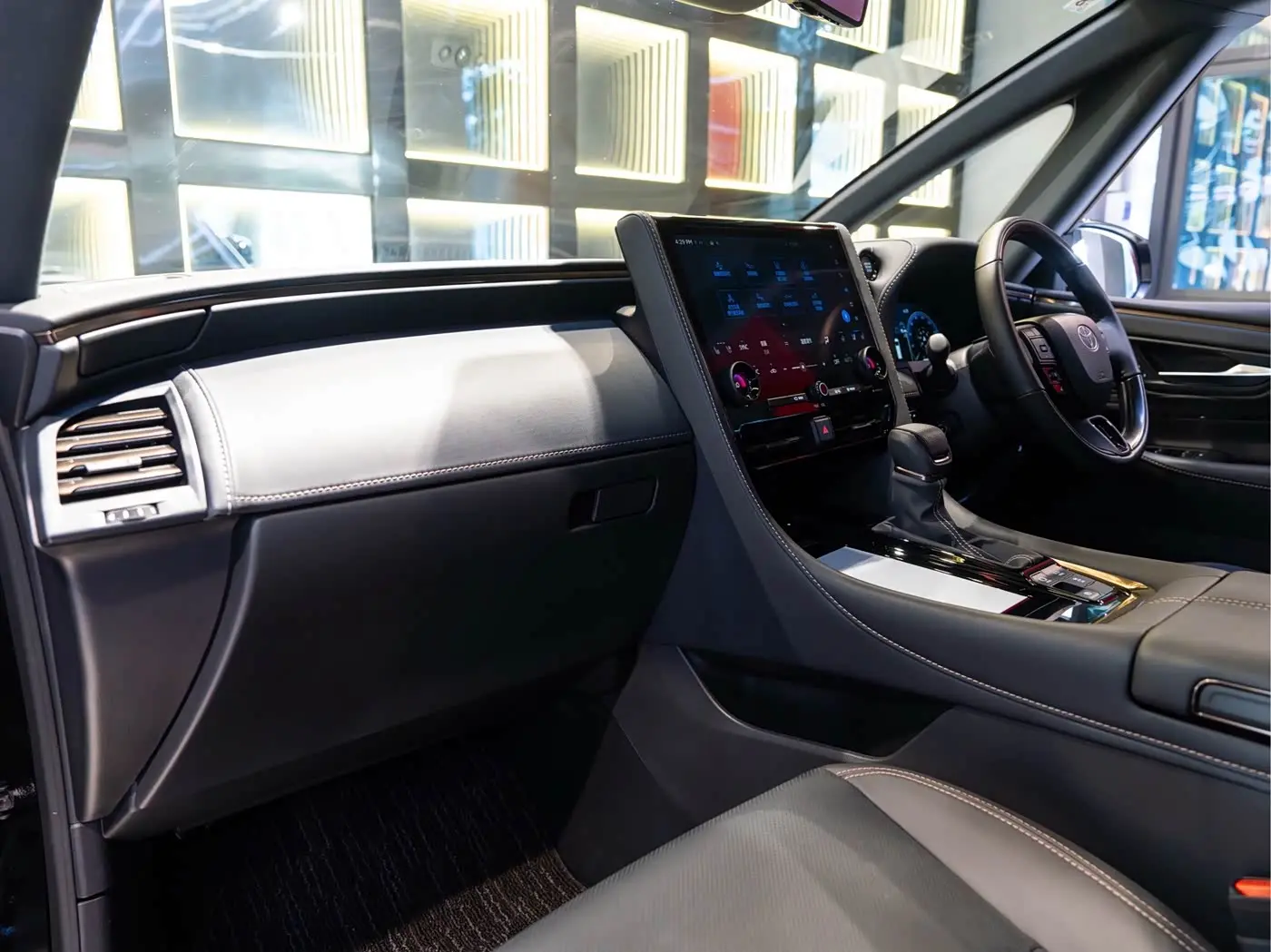 Toyota Alphard 2026 — Фото 17/20