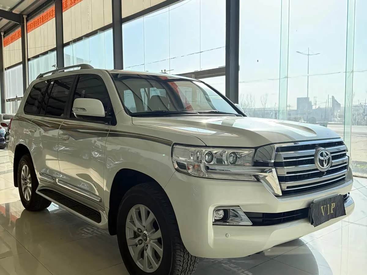 Toyota Land Cruiser 2017 — Photo 1/9
