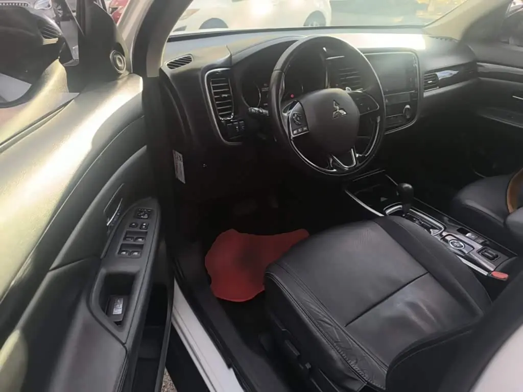 Mitsubishi Outlander 2019 — Photo 16/20