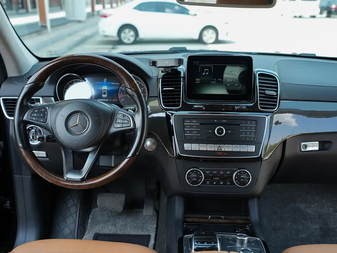 Mercedes-Benz GLS 2016 — Photo 16/20