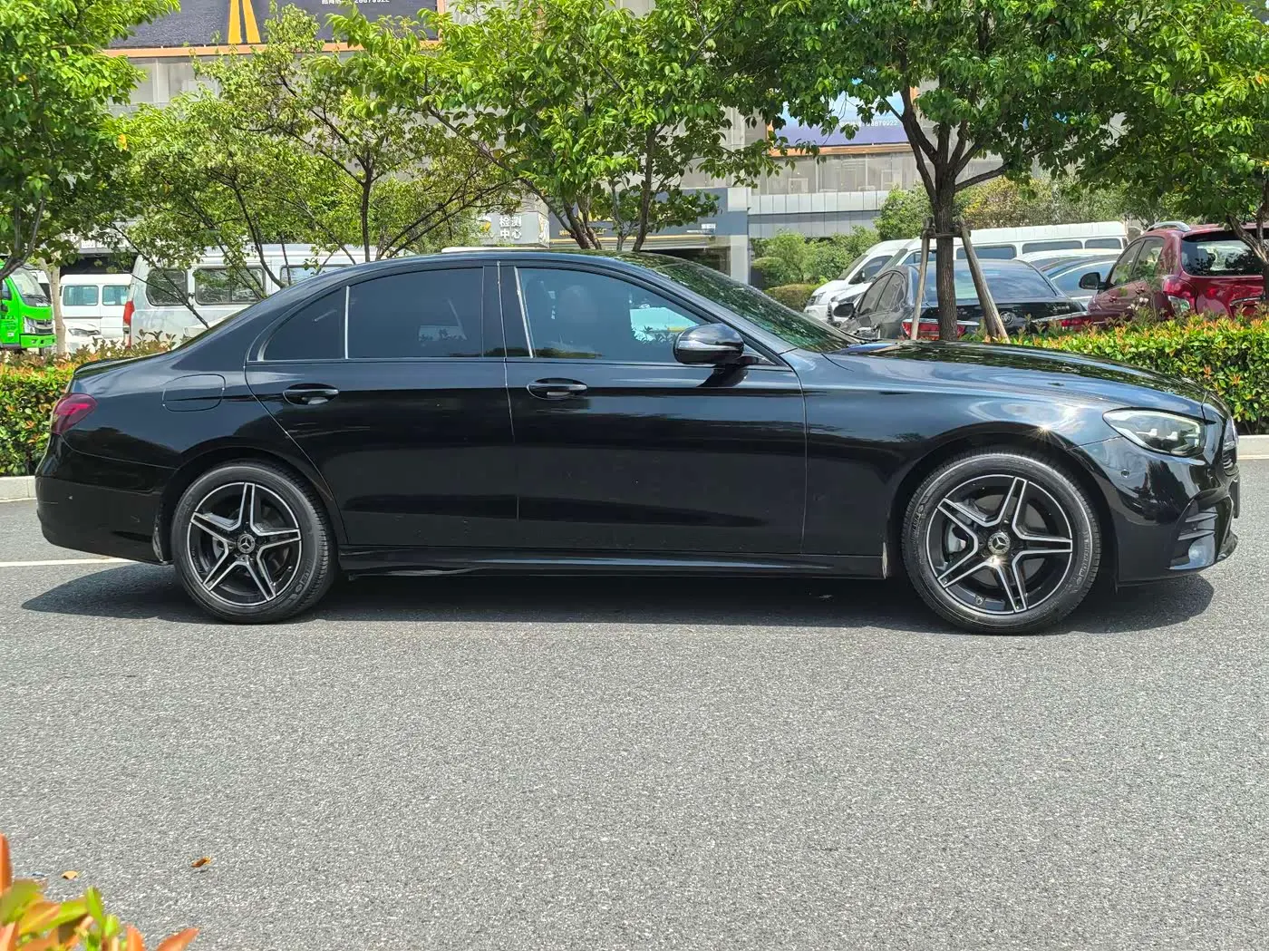 Mercedes-Benz E-Class 2021 — Фото 16/17