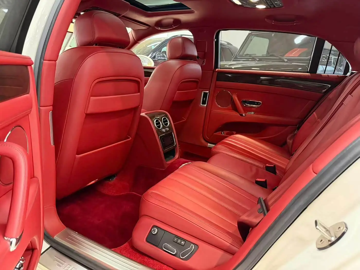 Bentley Flying Spur 2017 — Фото 11/16