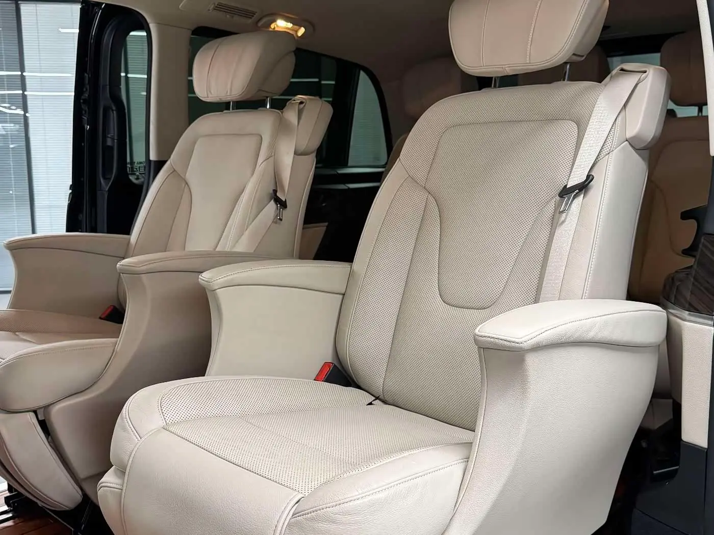 Mercedes-Benz V-Class 2019 — Photo 8/12