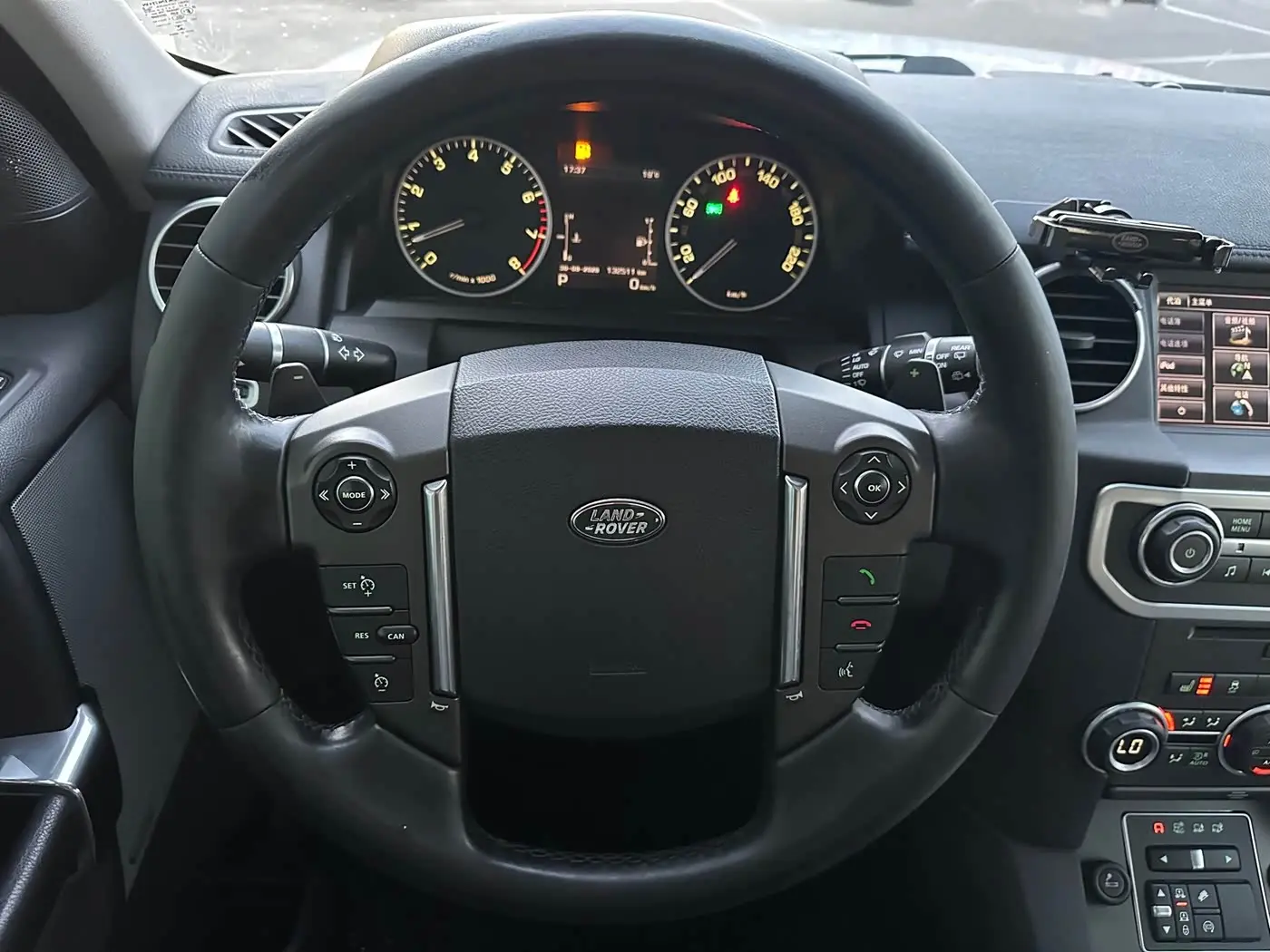 Land Rover Discovery 2015 — Photo 7/16