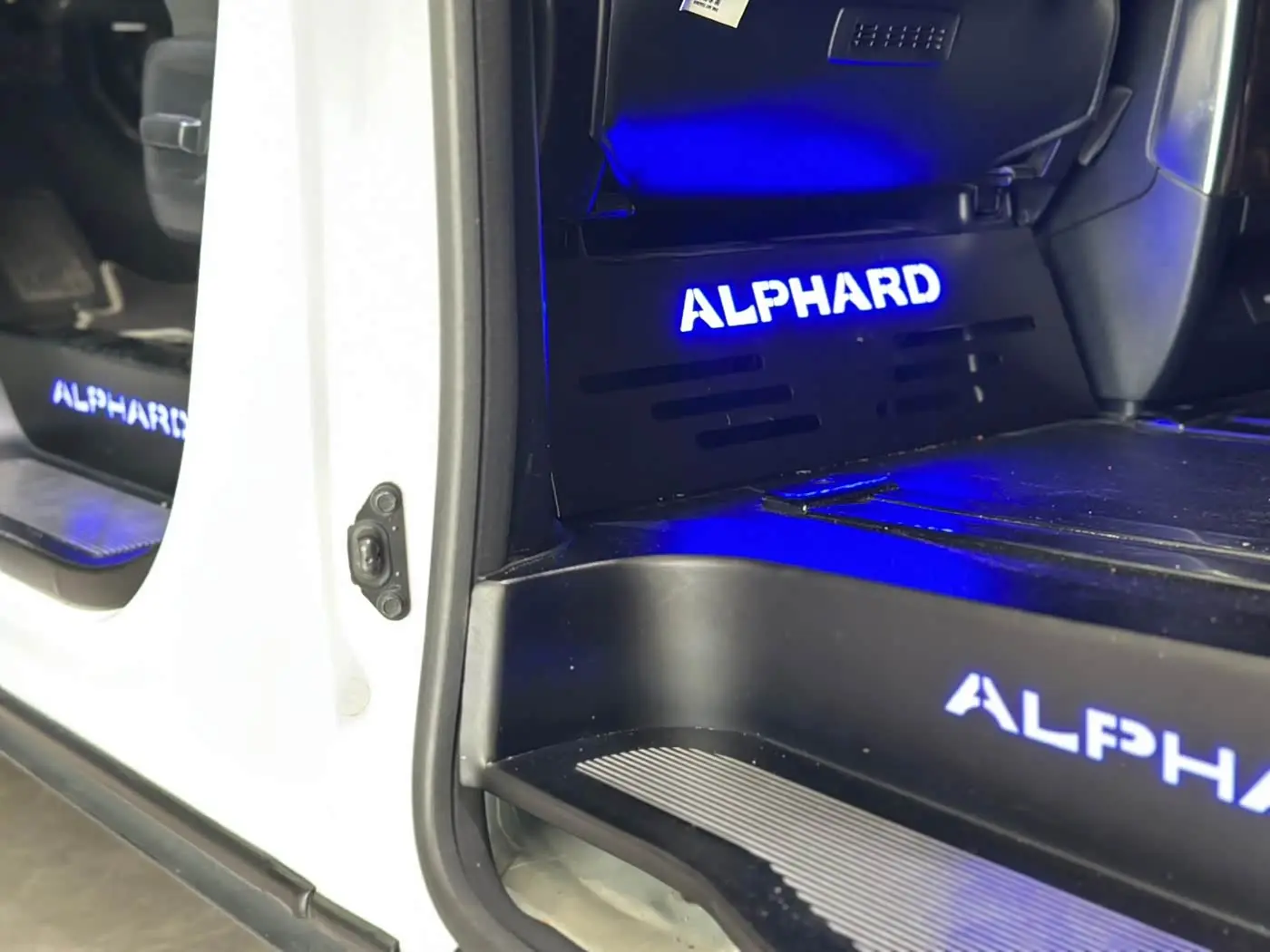 Toyota Alphard 2018 — Фото 9/13