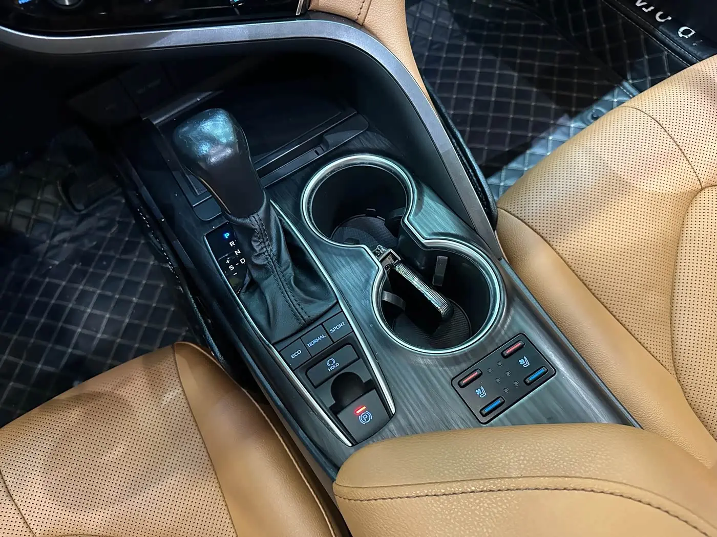 Toyota Camry 2021 — Фото 8/18