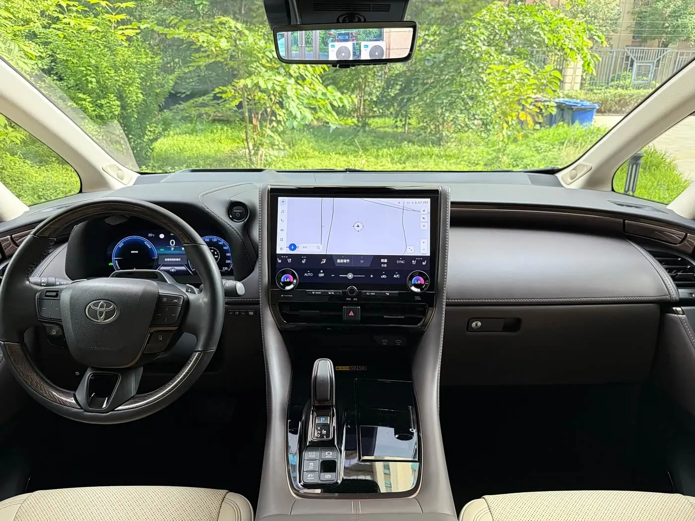 Toyota Alphard 2023 — Photo 12/17