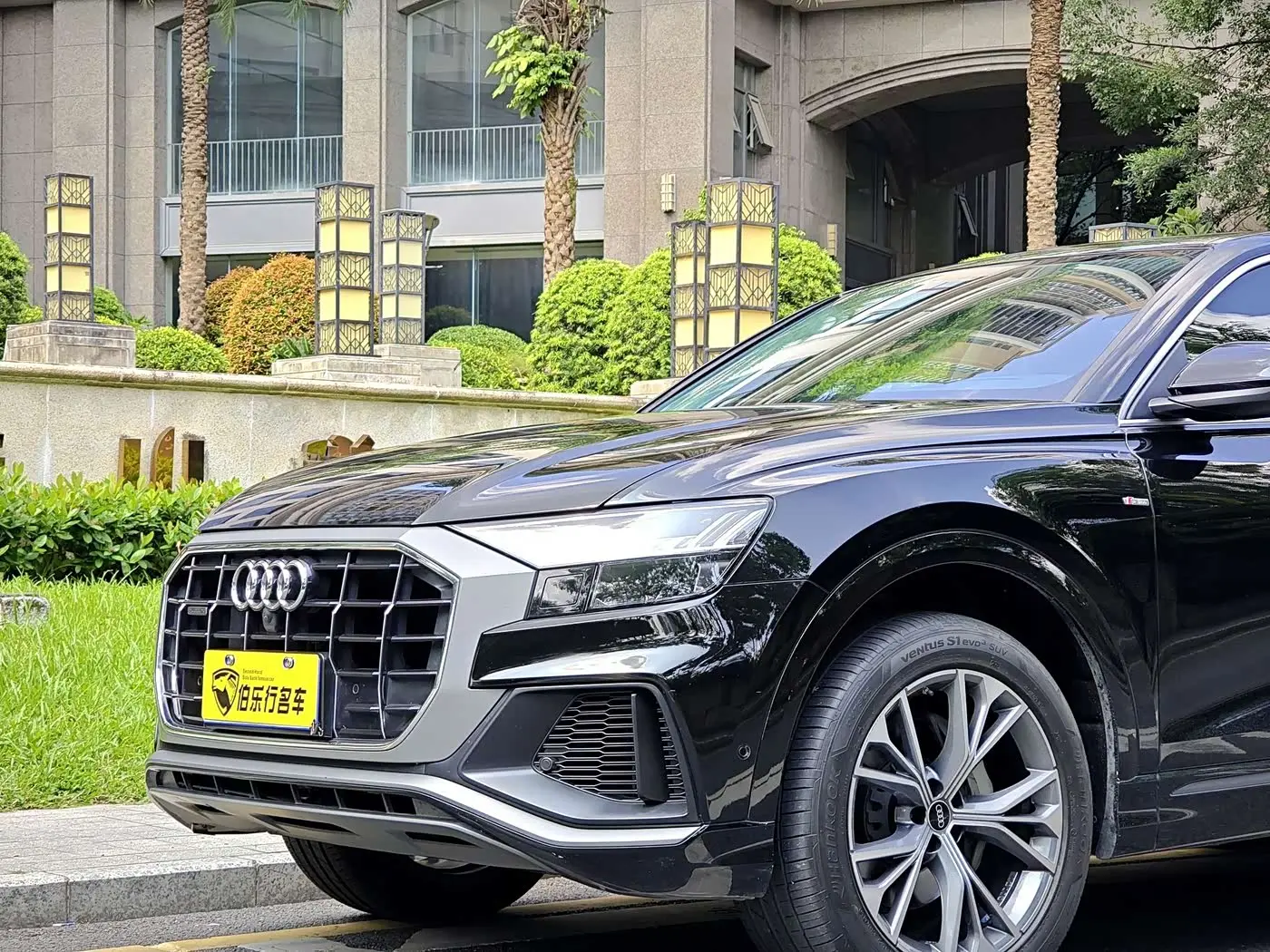 Audi Q8 2023 — Фото 2/20