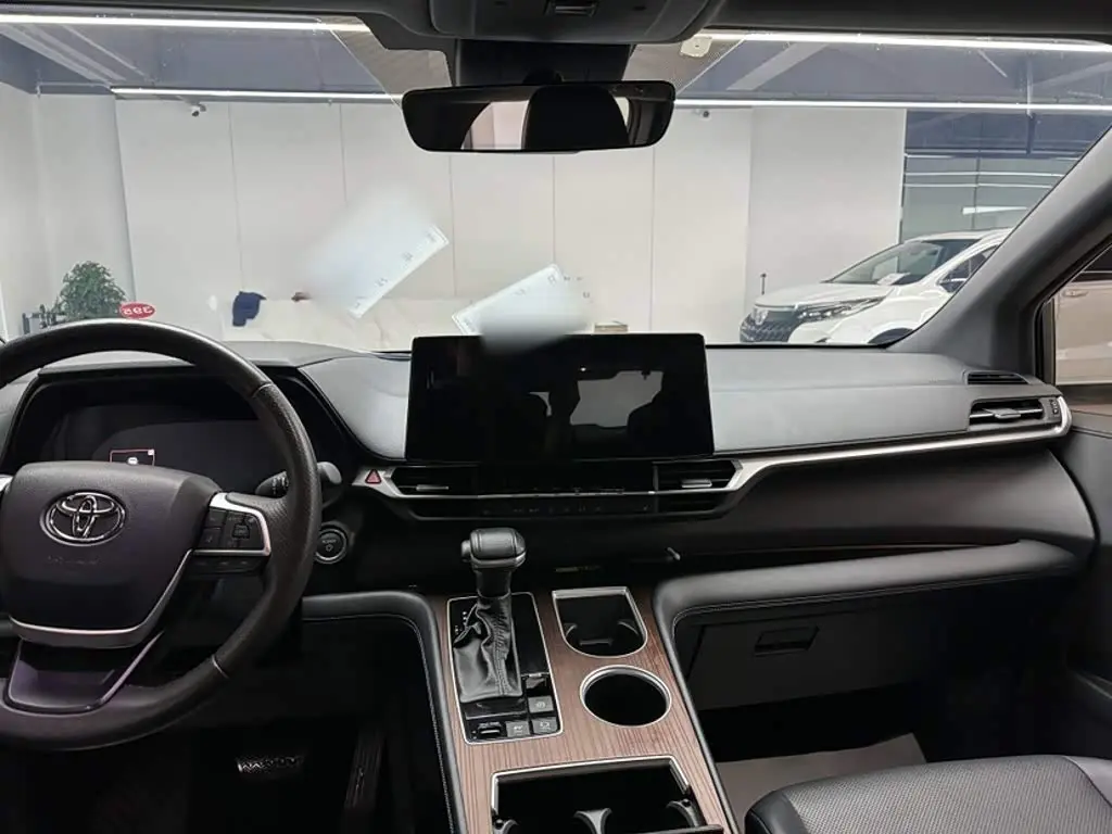 Toyota Granvia 2025 — Photo 9/20