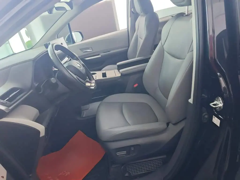 Toyota Granvia 2023 — Photo 15/20