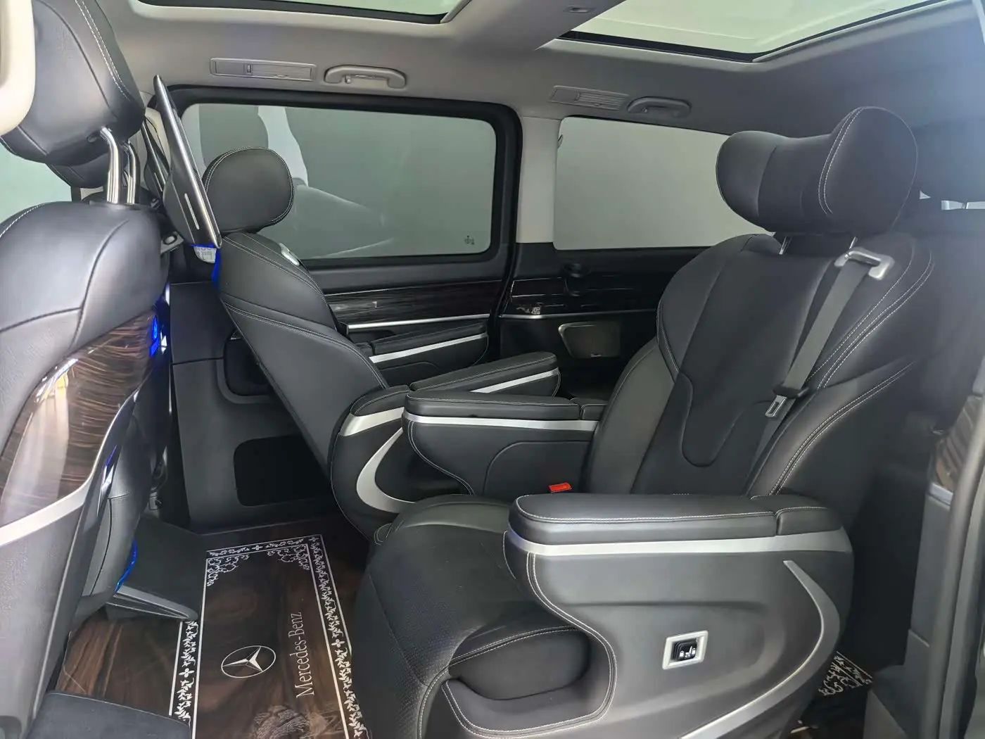 Mercedes-Benz V-Class 2020 — Photo 14/20