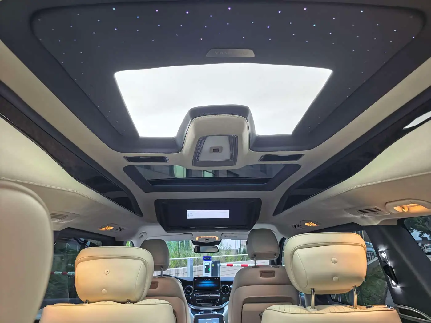 Mercedes-Benz V-Class 2022 — Photo 12/20
