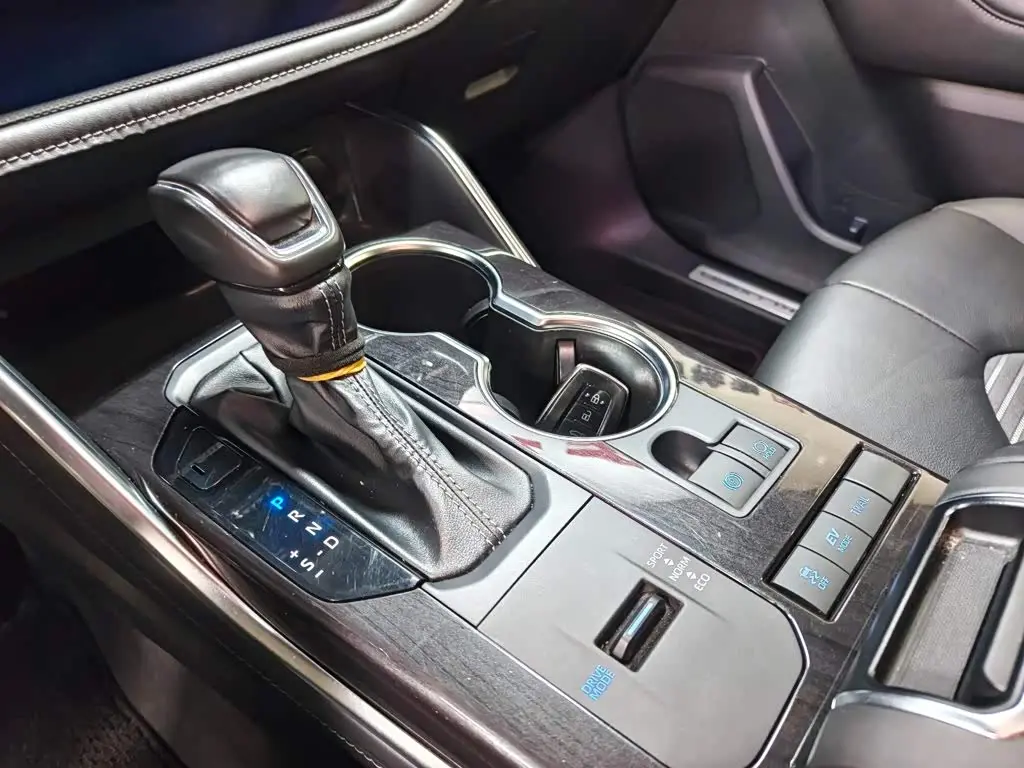 Toyota Crown Kluger 2022 — Photo 19/20