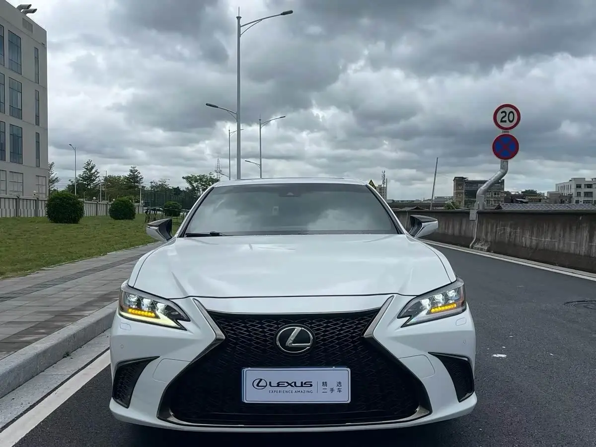 Lexus ES 2018 — Photo 2/9