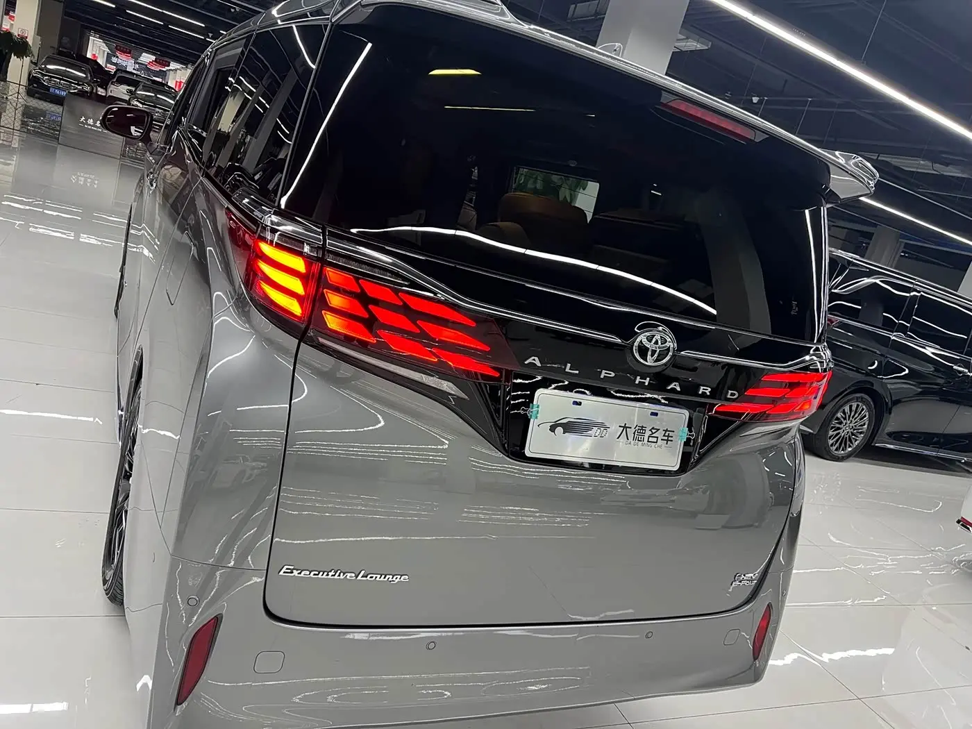 Toyota Alphard 2023 — Фото 7/20