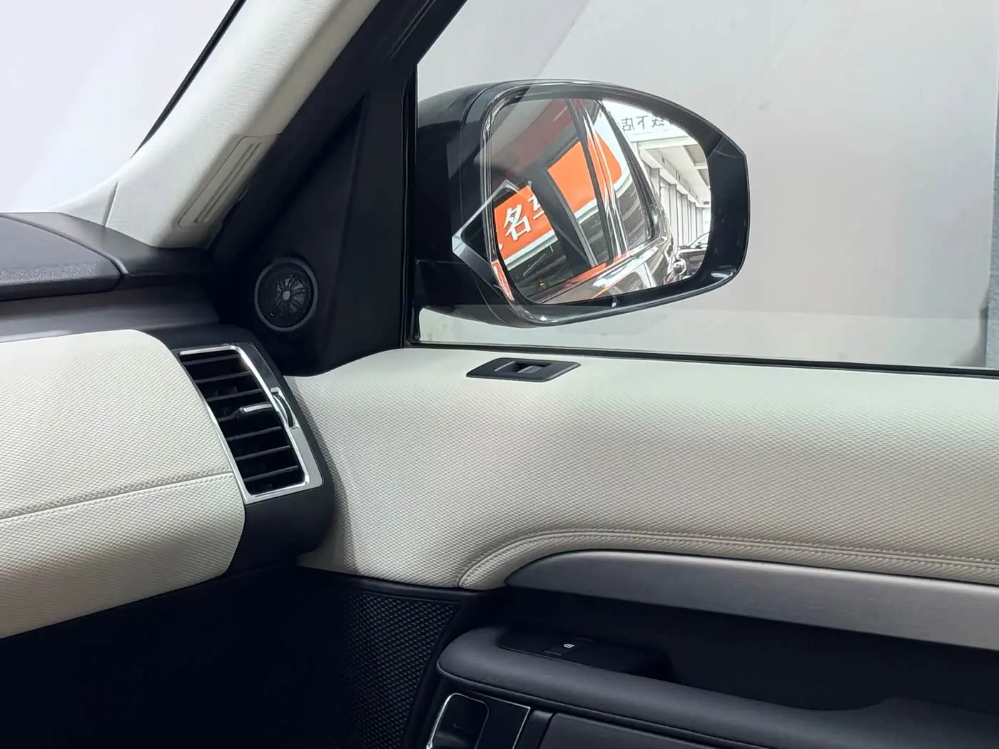Land Rover Discovery 2021 — Photo 15/17