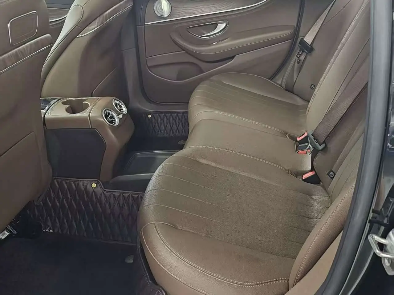 Mercedes-Benz E-Class 2019 — Photo 16/19